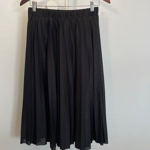 Pleated black skirt